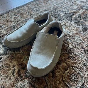 Women’s size 9 OluKai slippers.